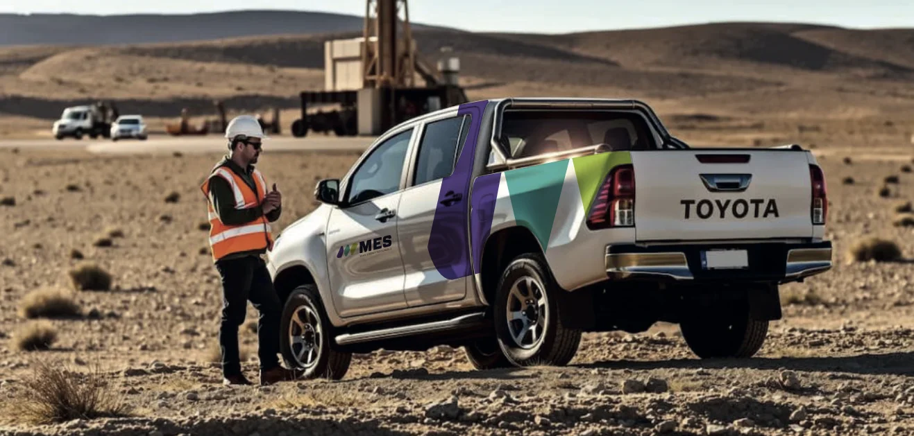 Vehículo de operaciones con identidad gráfica MES en el desierto