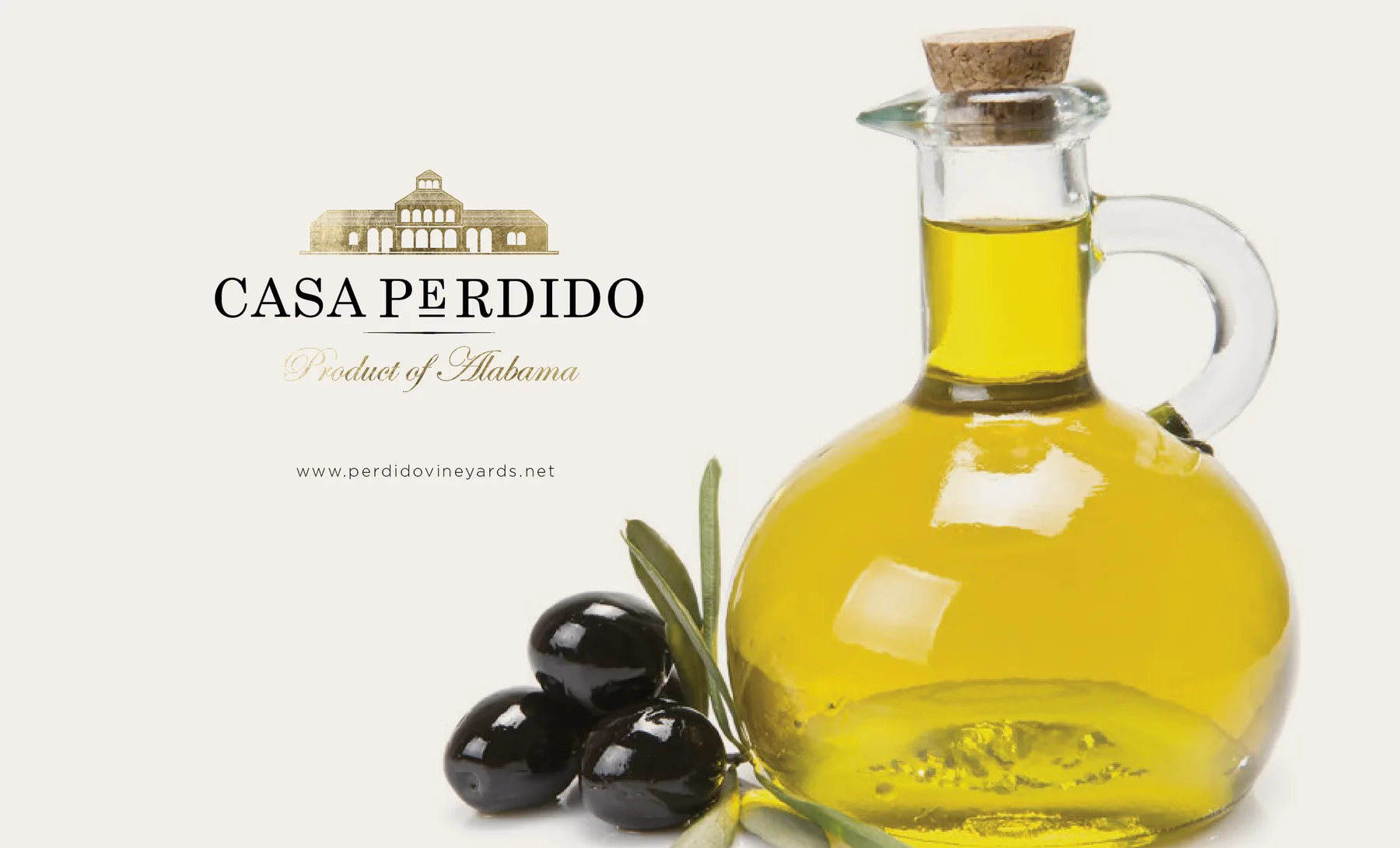 Casa Perdido aceite de oliva — comunicación clásica con aceitera de vidrio y aceitunas negras