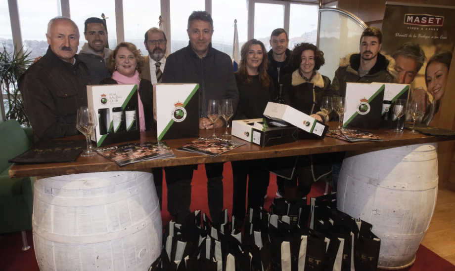 Botella oficial del Real Racing Club sobre el césped del estadio