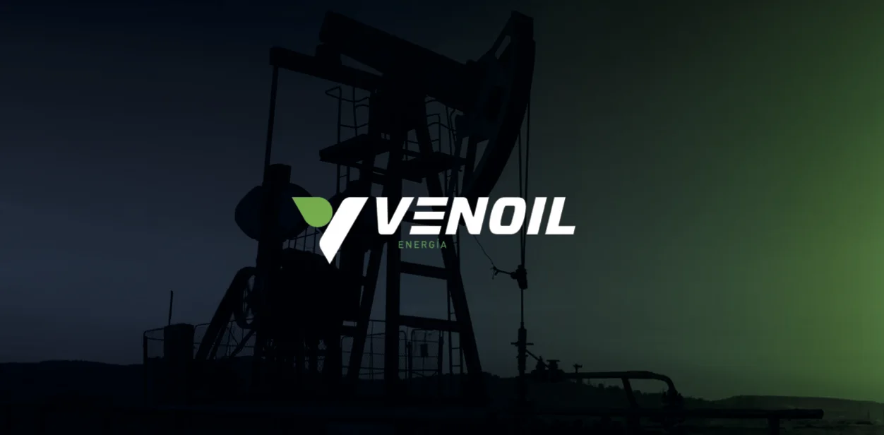 Venoil Energy — logo sobre una torre de extracción al atardecer
