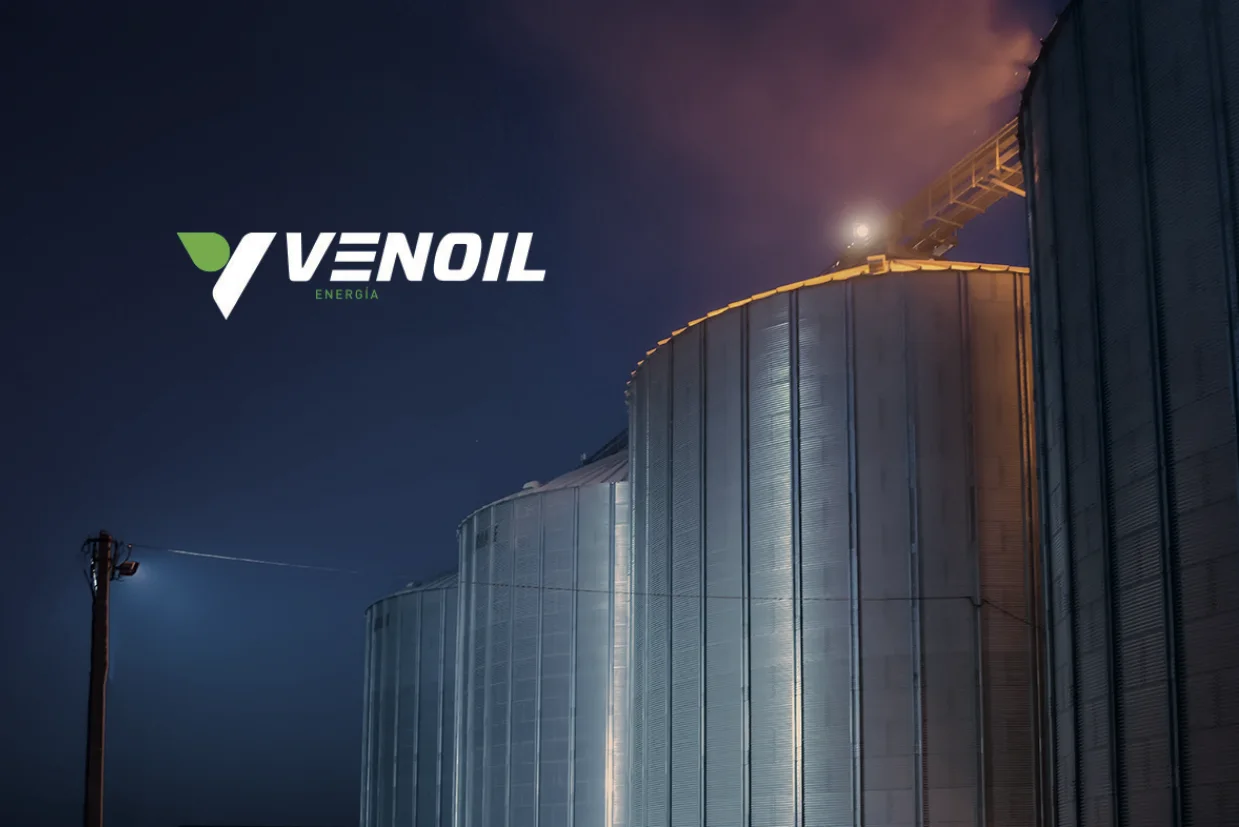 Venoil Energy — logo sobre tanques de almacenamiento de noche